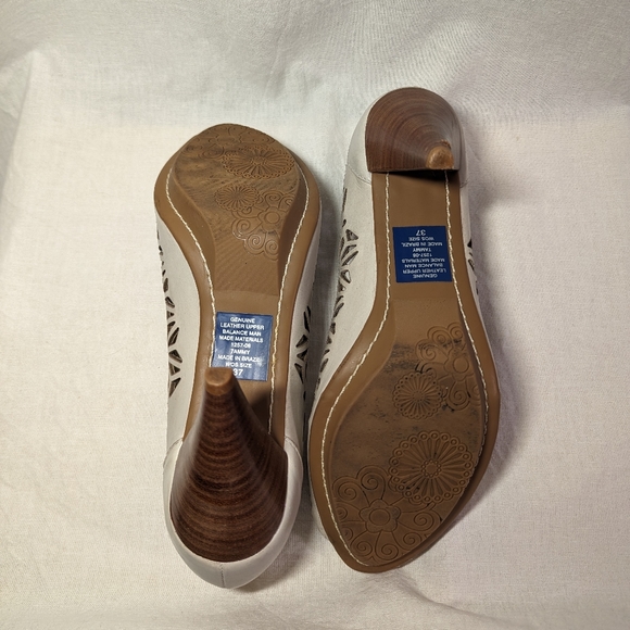 Mariana by GOLC - Women's leather, peeptoe heel - cream with cutout design - Picture 9 of 10